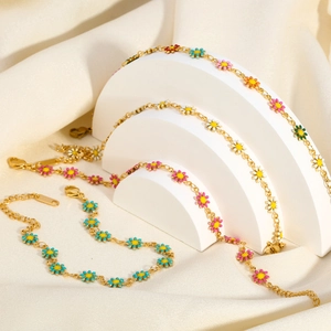 18K vergoldete Edelstahl-Gänseblümchen-Armbänder mit bunten Emaille-Blütenblättern