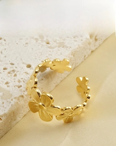 Detalle del anillo de acero inoxidable chapado en oro de 18k con diseño de pétalos de flores