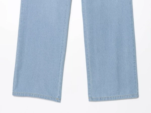 Detailaufnahme des hellblauen Jeans-Hosenbeins mit verstärkter Doppelnaht am Saum
