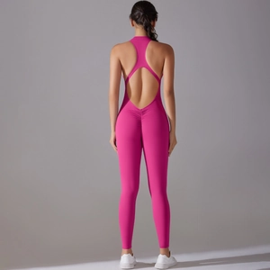 Détail macro du design froncé aux fesses et dos nu de la combinaison de yoga rose vif