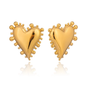 Détail de boucles d'oreilles cœur dorées avec bordure perlée sur fond blanc pur