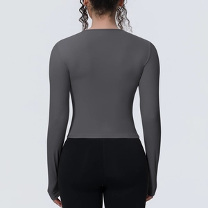 Vue arrière du haut de yoga gris foncé ajusté en tissu respirant pour le fitness