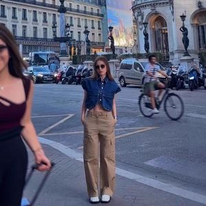 Gilet court en jean bleu foncé avec pantalon cargo kaki dans une tenue de style urbain