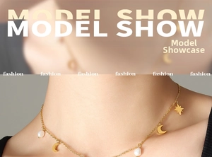 Primer plano de collar dorado con colgantes de luna, estrella y perlas de agua dulce