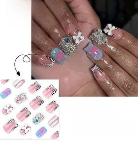 Dettaglio unghie finte zebrate francesi con sfumatura rosa, fiocchi e strass lucidi