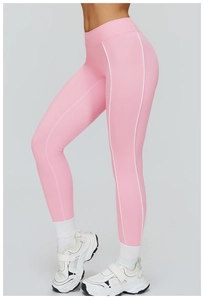 Dettaglio dei leggings da yoga rosa a vita alta con doppie strisce bianche laterali