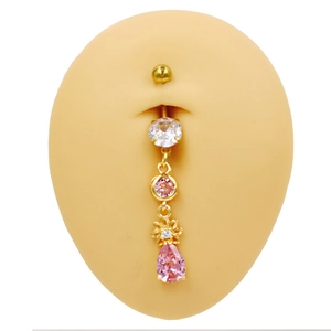 Piercing de nombril fleur dorée avec cristaux de zircone roses et blancs sur mannequin