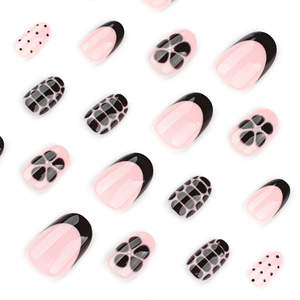 Faux ongles courts ronds style français avec pois noirs et motifs floraux roses