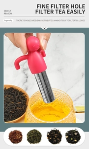 Vista detallada de un infusor de té creativo con forma de monigote y filtro de acero.