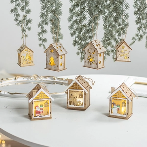 Decorazione Appesa Casa Di Legno Di Natale LED Luminoso Intagliato Babbo Natale Renna Ornamento Per Albero Vacanze Scrivania