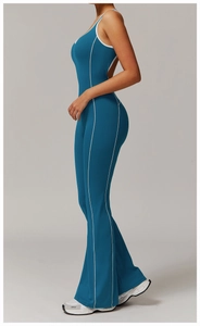 Seitenansicht des ausgestellten Yoga-Jumpsuits mit Rückenfrei-Design in Blaugrün