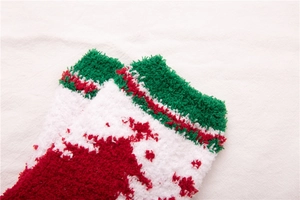 Details von Korallenvlies Weihnachtssocken mit roten Rentieren und Schneeflocken