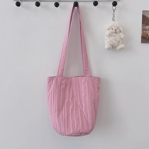 Detalle de la textura plisada rosa del bolso de hombro con diseño elegante