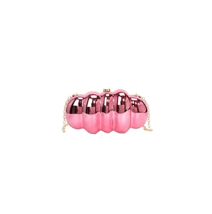 Dettaglio della pochette in acrilico rosa metallizzato con trama a onde e catena