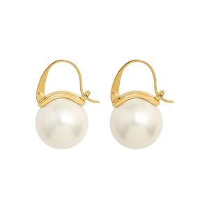 Boucles d'oreilles élégantes en titane plaqué or 18 carats avec perles blanches rondes