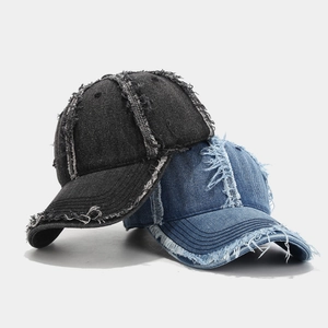 Casquette de baseball rétro en jean vieilli avec bords effilochés en noir et bleu