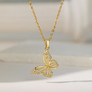 Collier élégant doré avec pendentif papillon évidé et incrustation de zircons brillants