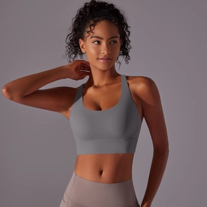 Dettaglio del reggiseno sportivo grigio con schiena incrociata e spalline larghe