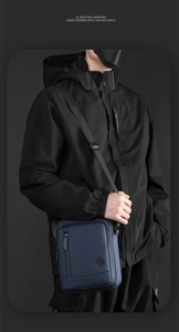 Détail du sac bandoulière bleu marine montrant le tissu texturé et la sangle réglable