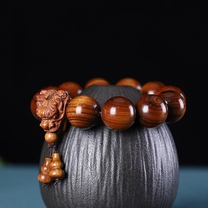 Détails des perles en bois de rose avec pendentifs Pixiu et gourde sculptés