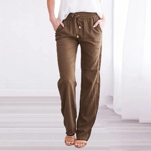 Détail de la taille élastique avec cordon de serrage sur ce pantalon en lin marron