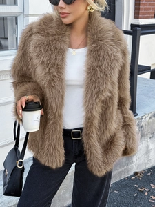 Vista in stile street di un cappotto lungo in pelliccia sintetica marrone con scollo a V