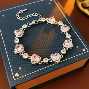 Exquisites Herzarmband mit rosa Zirkonia und Mikro-Pave-Fassung in einer Sternen-Geschenkbox