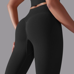 Nahaufnahme der nahtlosen schwarzen Yogahose mit Scrunch-Butt-Detail und Stoffstruktur