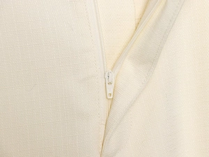 Détails de la fermeture éclair et texture du tissu sur le pantalon blanc élégant