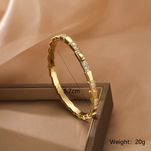 Detail von vergoldetem Schlangenarmband mit Zirkonia, Durchmesser 5,7 cm und Gewicht