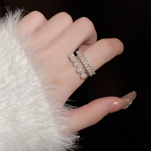 Détail macro de la bague double couche en argent avec perles blanches et zircons brillants