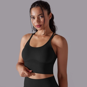 Gros plan détaillé de la bande côtelée sans couture du soutien-gorge de sport noir
