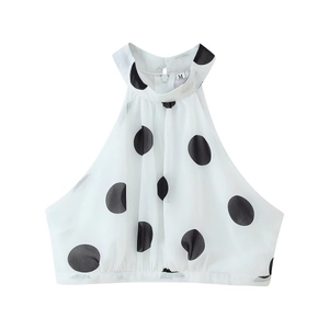 Ensemble d'été pour femmes avec haut licou blanc à pois noirs et détail de nœud noué