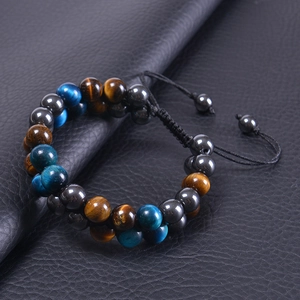 Dettaglio del bracciale regolabile a doppio strato in occhio di tigre verde ed ematite