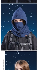 Detalle de braga de cuello con capucha de forro polar azul marino con cordón ajustable