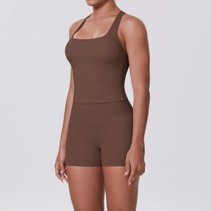 Ensemble de yoga marron deux pièces avec brassière de sport et short taille haute