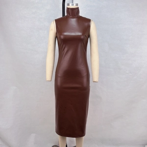 Gros plan sur la texture en similicuir marron de la robe mi-longue sans manches