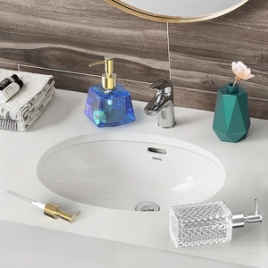 Détails de distributeurs de savon avec fleurs bleues, losanges et pompes en métal