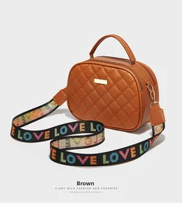 Detail einer braunen gesteppten Umhängetasche mit besticktem LOVE-Logo-Breitgurt