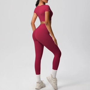 Vue détaillée du legging de yoga rouge à taille haute et du haut de sport court assorti