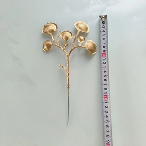 Détail d'une branche de feuille de ginkgo dorée artificielle de 30 cm pour décoration