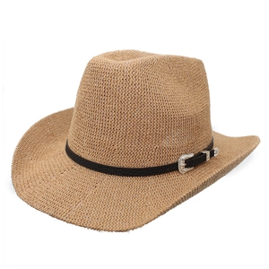 Détail d'un chapeau de paille Panama avec bande en cuir noir et boucle en métal argenté