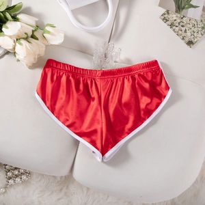 Pantaloncini sportivi in raso rosso con bordo bianco, collana di perle e rose