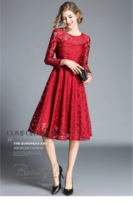 Détail du tissu en dentelle rouge et des manches longues de cette robe midi évasée