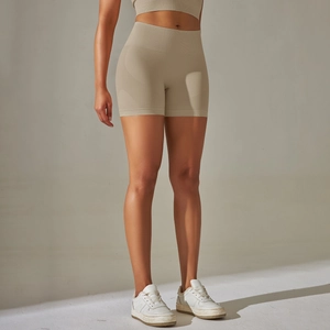 Dettaglio macro degli shorts da yoga senza cuciture a vita alta beige con trama in maglia