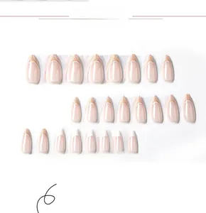 Dettaglio di 24 unghie finte a mandorla color rosa nude con punte French bianche