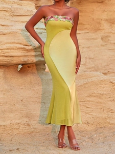 Abito lungo a fascia giallo senape stile francese con ricamo floreale e silhouette a sirena