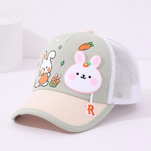 Détail de la maille et de l'écusson lapin sur une casquette respirante pour enfant