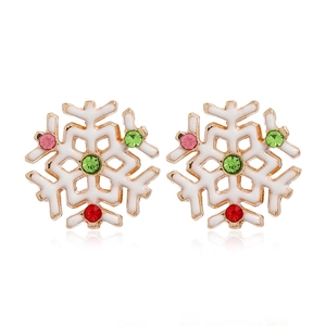 Détail de boucles d'oreilles flocon de Noël avec cristaux colorés et émail blanc