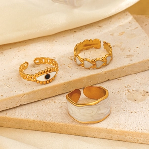 Dreiteiliges goldenes Ring-Set mit bösem Blick, Herz-Emaille und Marmor-Muster-Details